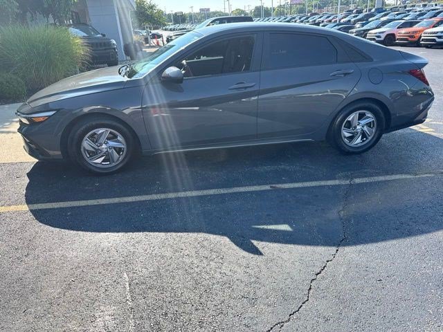 Used 2024 Hyundai Elantra SE FWD image 3