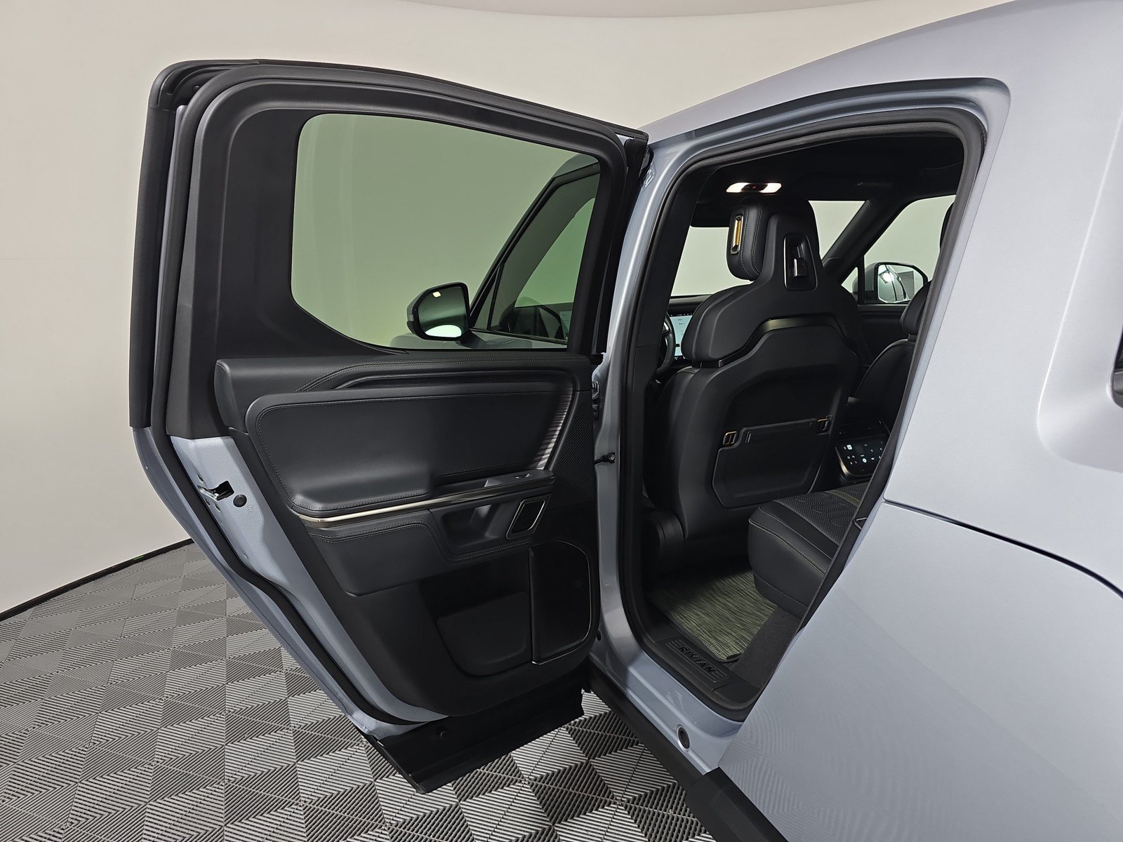 Used 2024 Rivian R1T Adventure AWD/4WD image 17