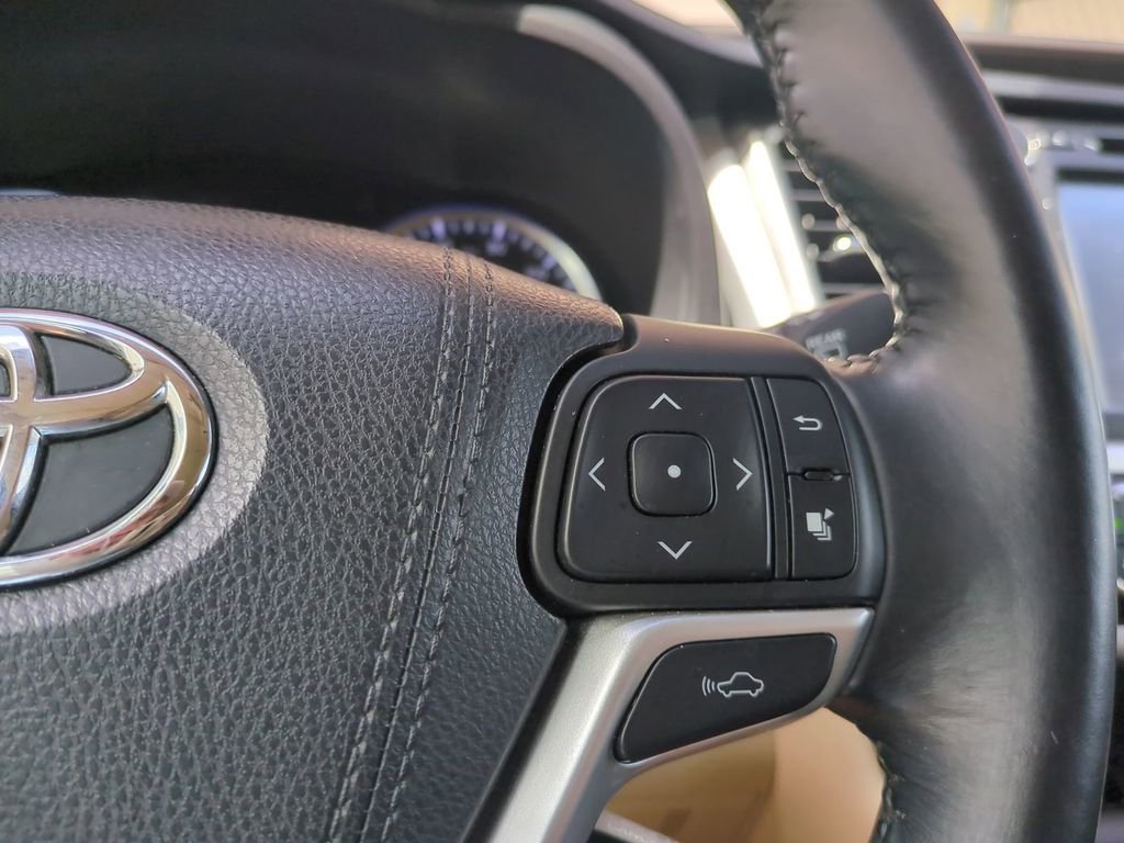 Used 2015 Toyota Highlander Limited w/ Driver Technology Package image 35