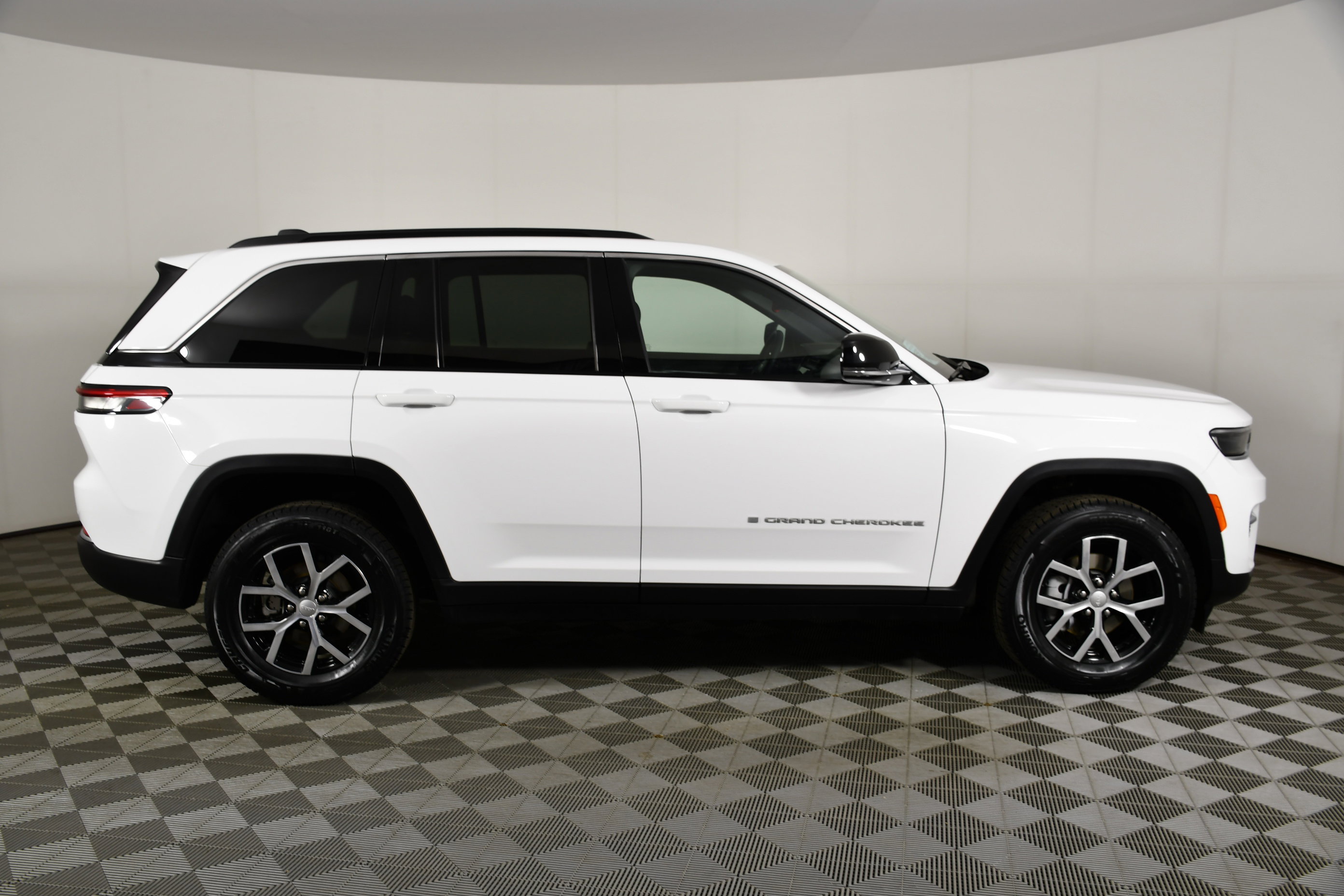 Used 2024 Jeep Grand Cherokee Limited AWD/4WD image 5