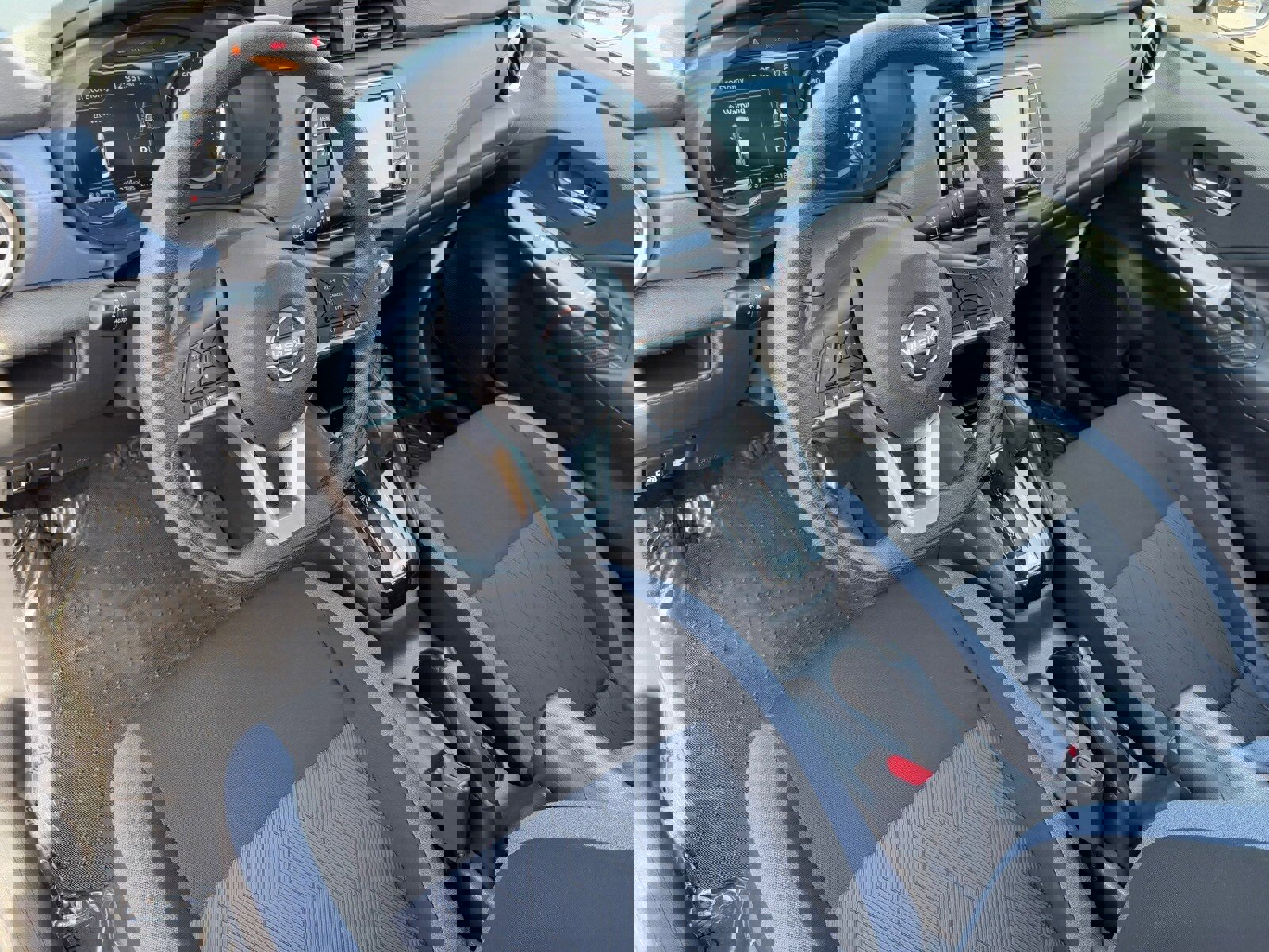 Used 2025 Nissan Versa SV image 16