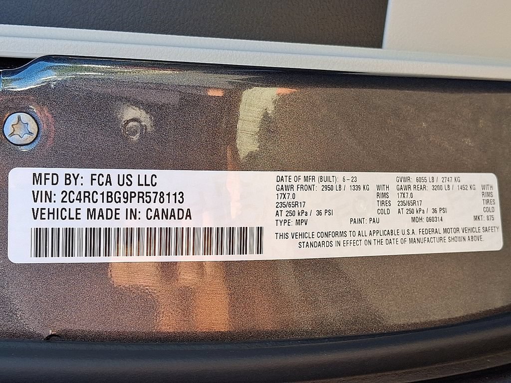 Used 2023 Chrysler Pacifica Touring-L FWD image 28