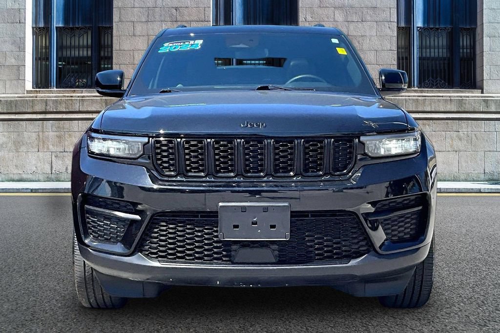 Used 2024 Jeep Grand Cherokee Altitude AWD/4WD image 3