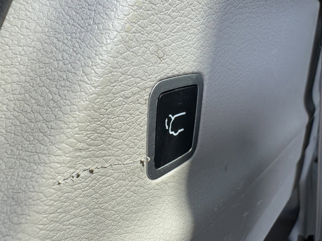 Used 2023 Chrysler Pacifica Touring-L image 16