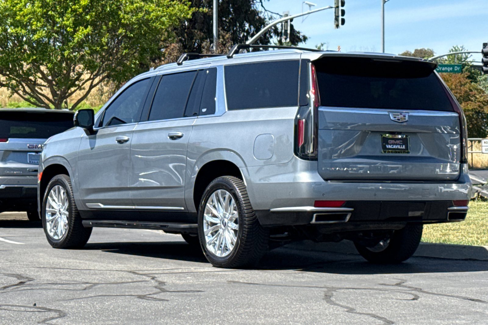Used 2023 Cadillac Escalade ESV Premium Luxury w/ Performance Package image 7
