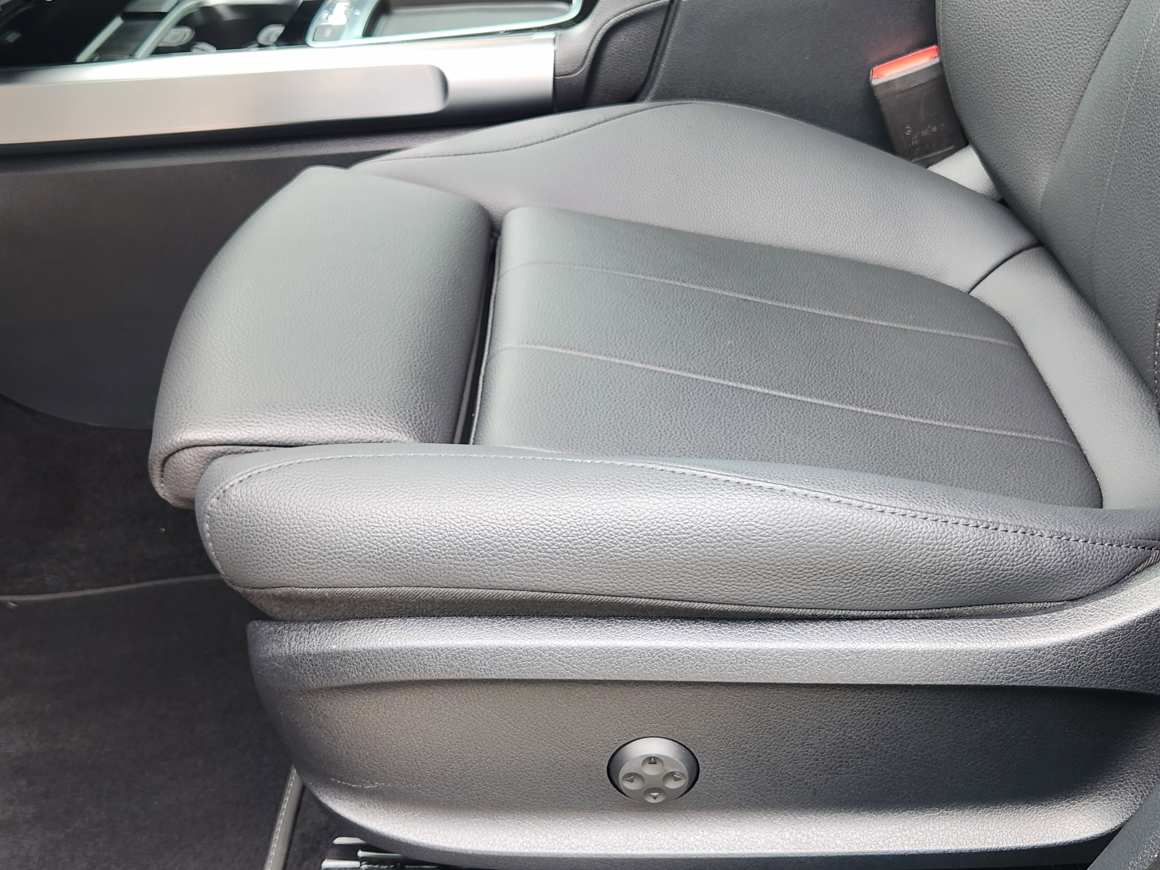 Certified 2025 Mercedes-Benz GLB 250 image 17