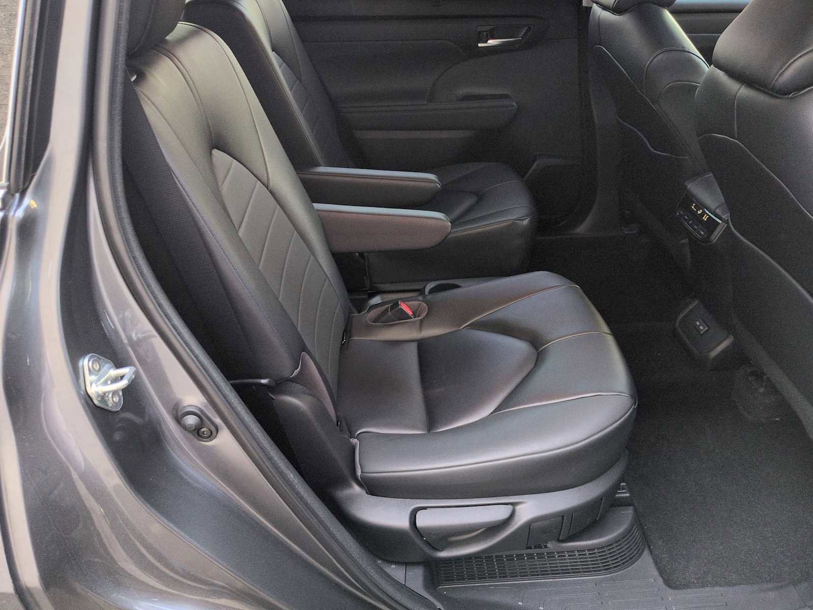 Used 2023 Toyota Highlander XLE AWD/4WD image 22