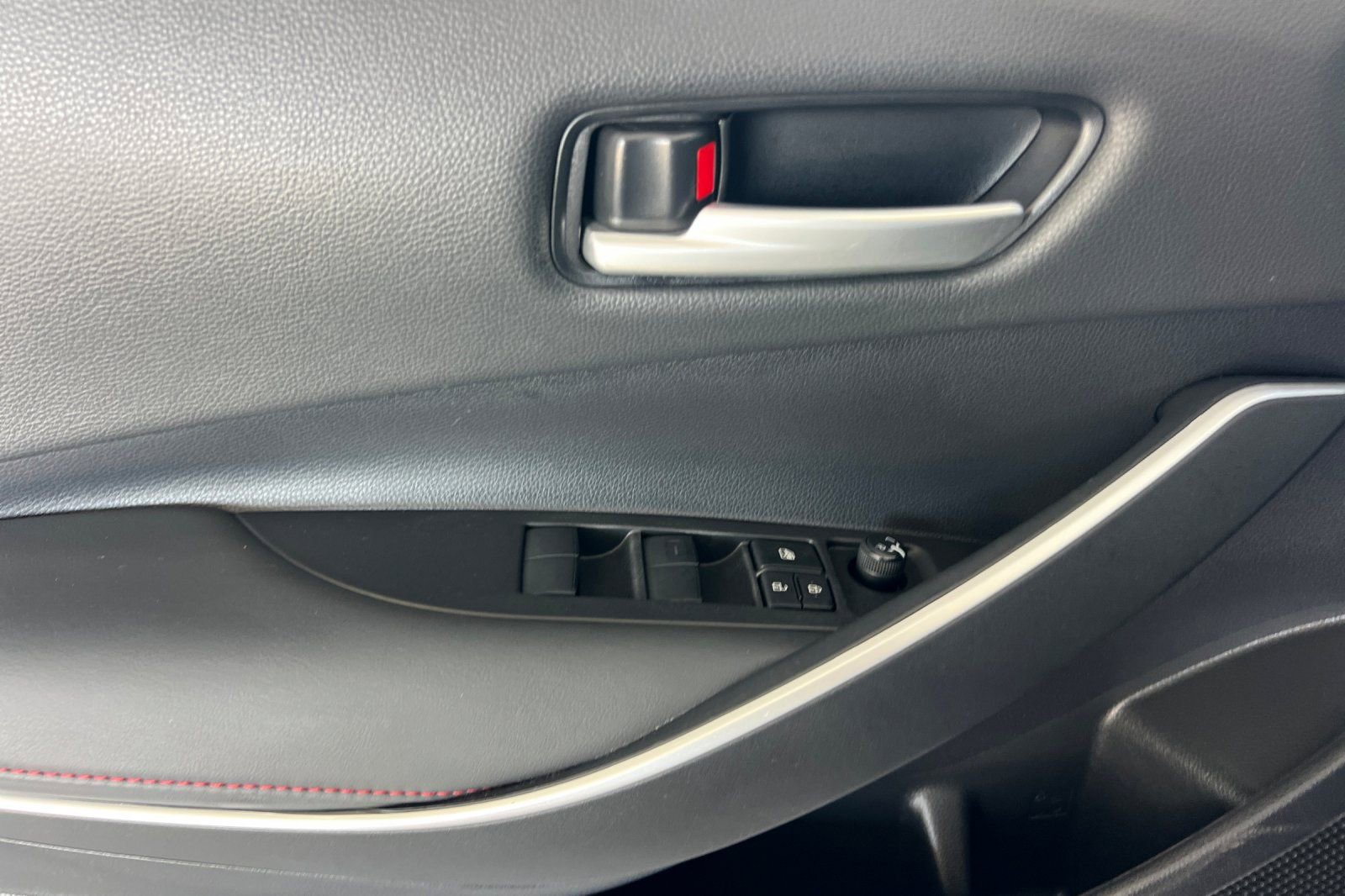 Used 2023 Toyota Corolla SE w/ SE Package FWD image 11