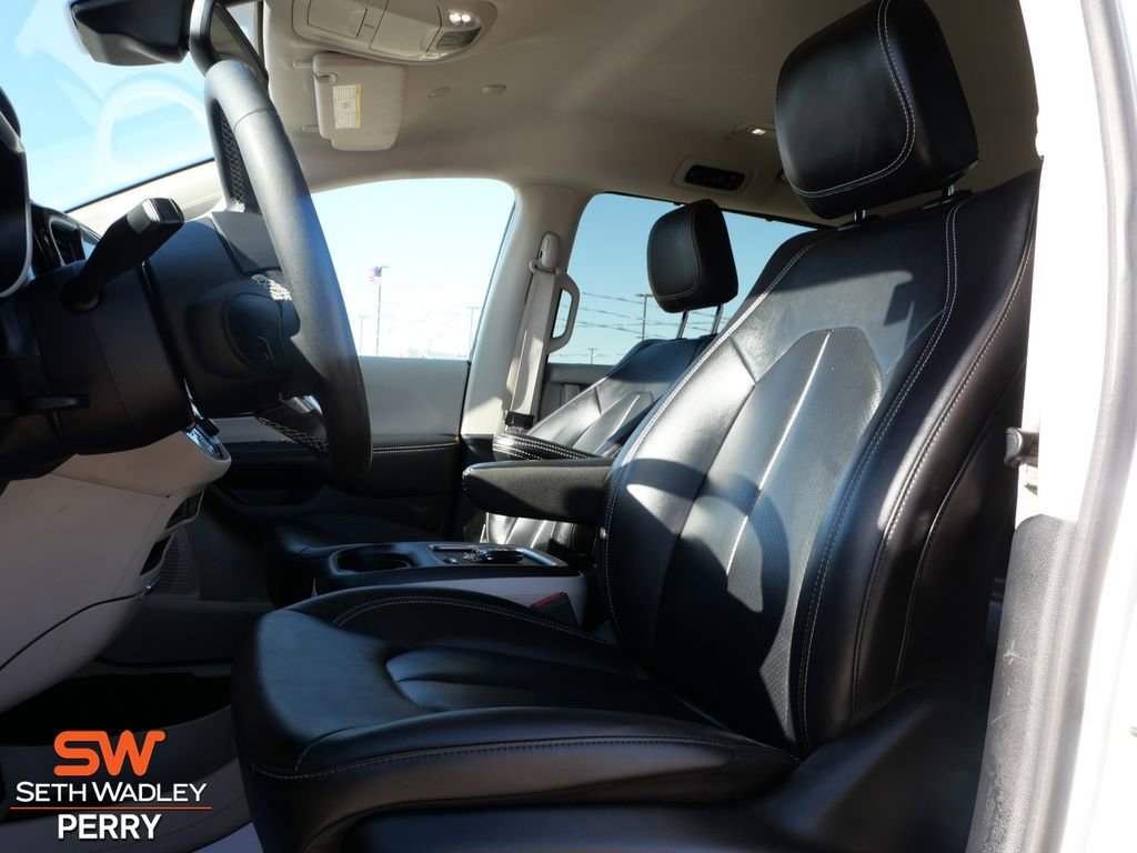 Used 2024 Chrysler Pacifica Touring-L image 13