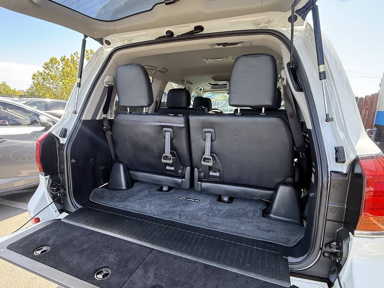 Used 2011 Lexus LX 570 4WD w/ Luxury Pkg w/Pre-crash image 28