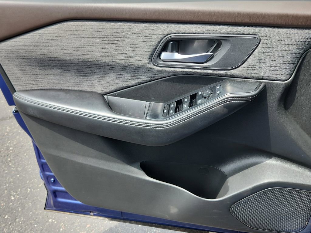 Used 2023 Nissan Rogue SV image 6