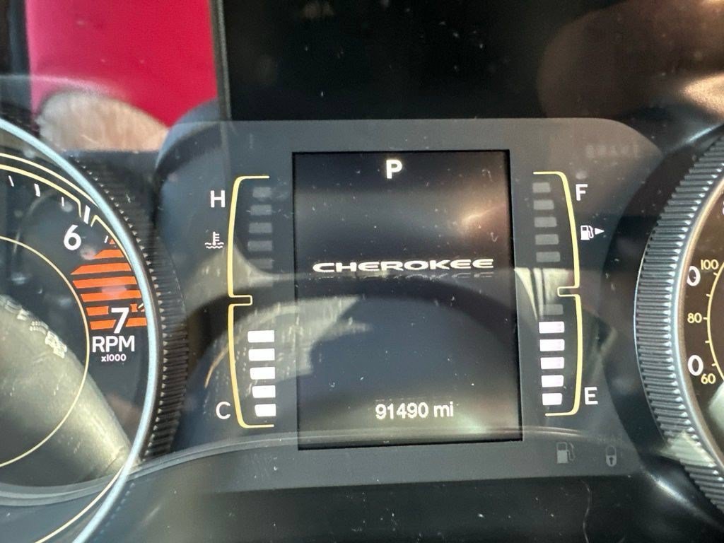 Used 2018 Jeep Cherokee Latitude Plus w/ Comfort/Convenience Group FWD image 12