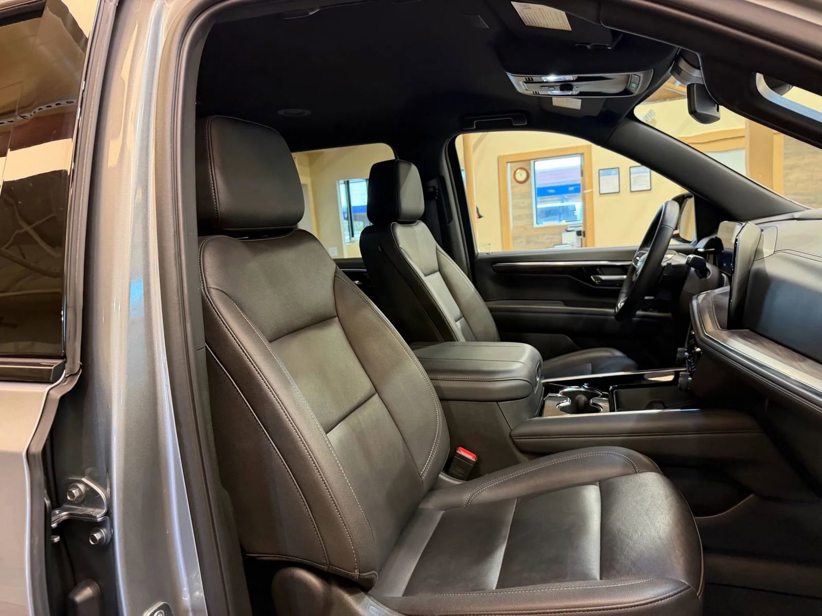 Used 2025 Chevrolet Suburban Z71 image 25