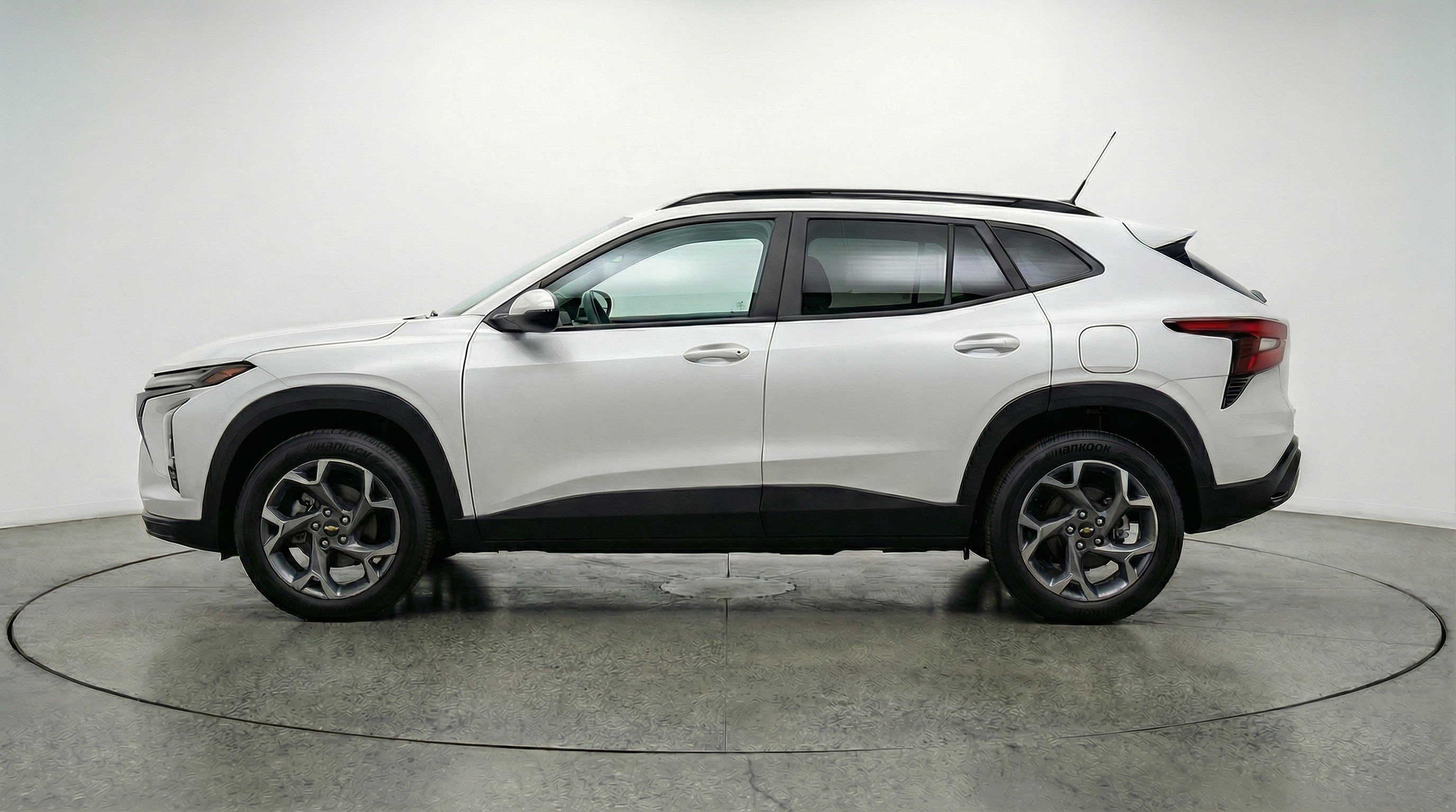 Used 2025 Chevrolet Trax LT FWD image 5