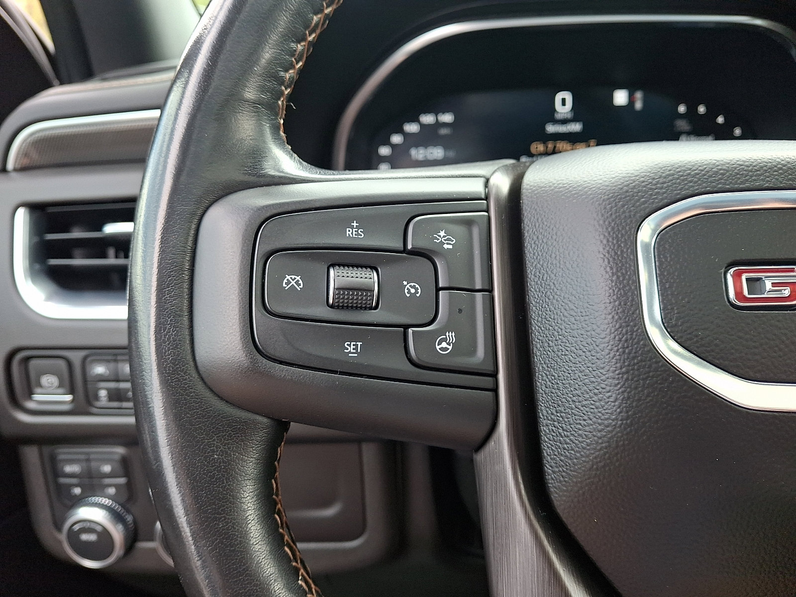 Used 2022 GMC Yukon XL AT4 image 23