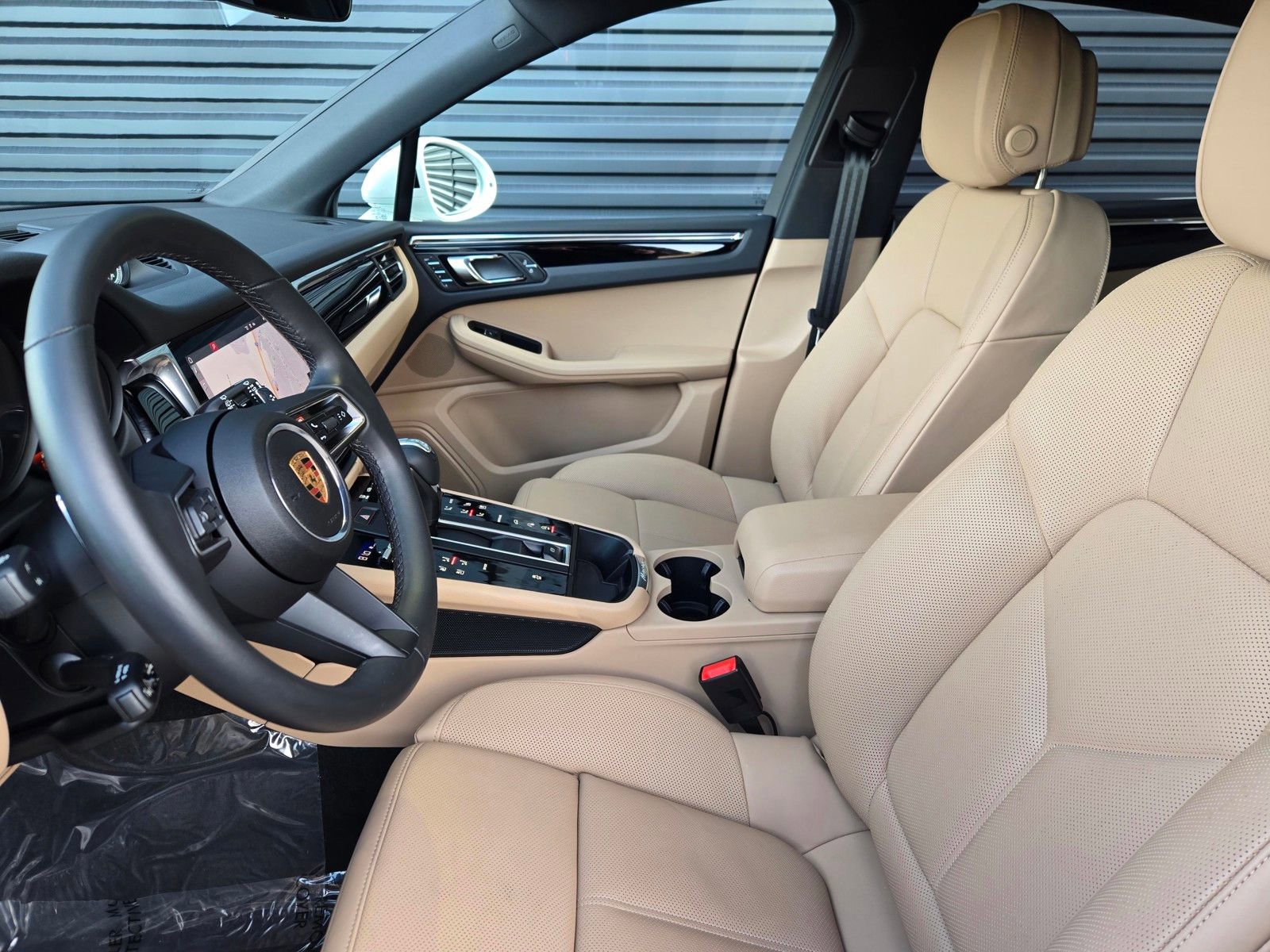 Used 2025 Porsche Macan AWD/4WD image 26