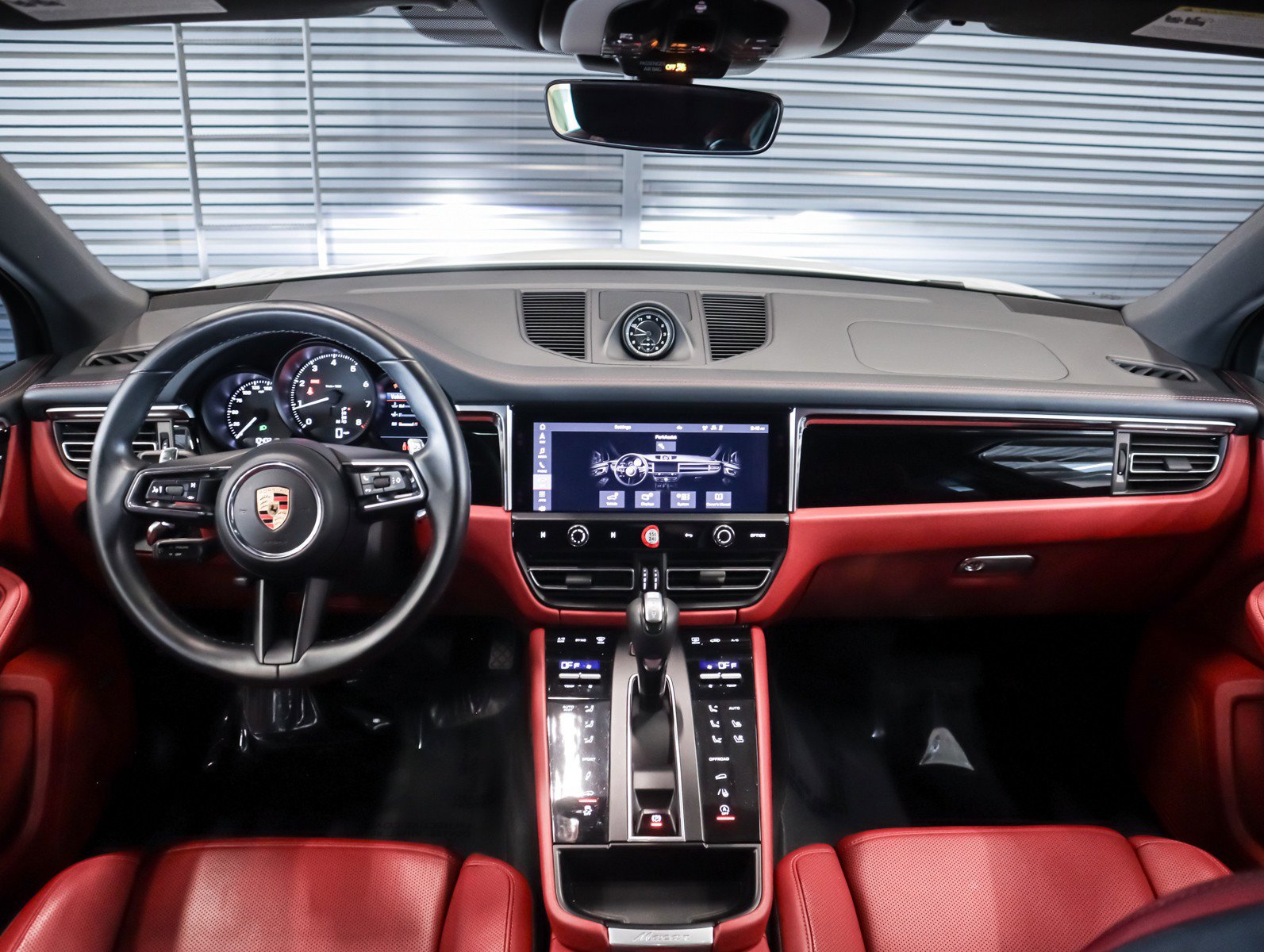 Certified 2022 Porsche Macan AWD/4WD image 12
