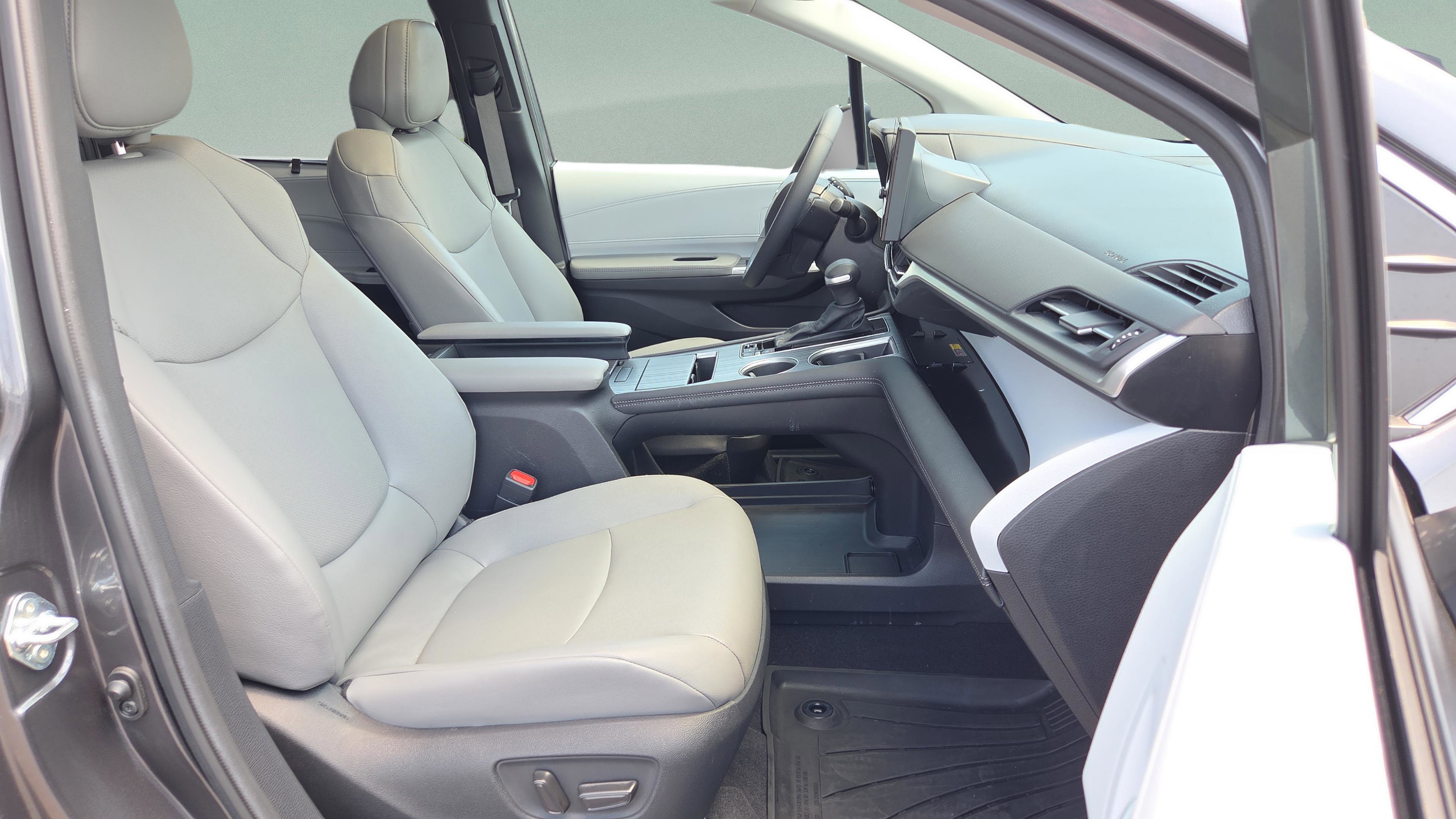 Used 2025 Toyota Sienna XLE image 21