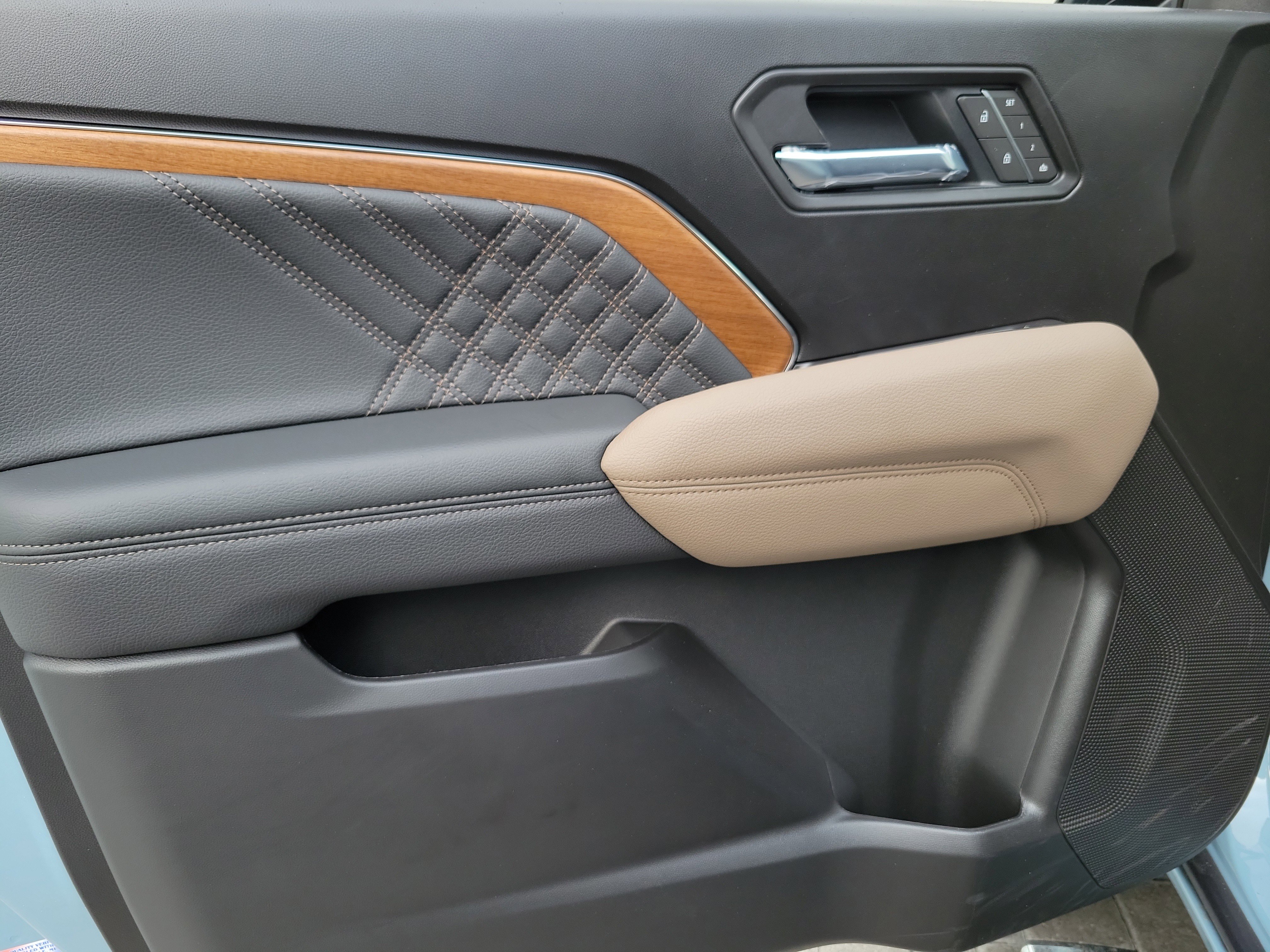 New 2026 GMC Canyon Denali w/ LPO, Black Badging Package image 17