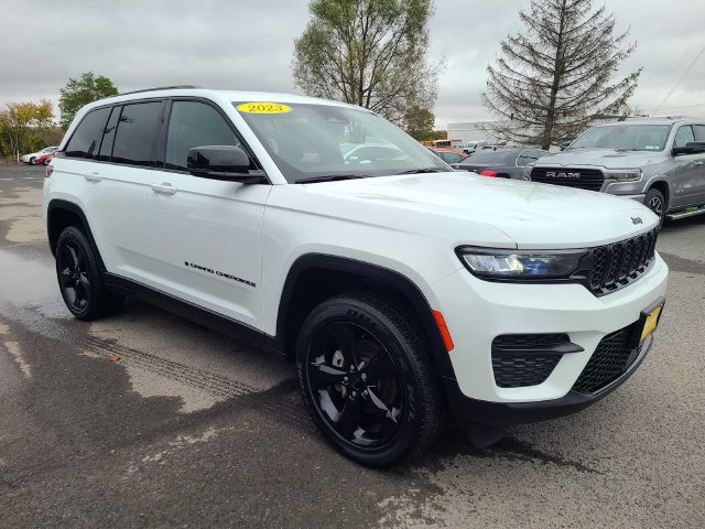Used 2023 Jeep Grand Cherokee Altitude AWD/4WD image 4
