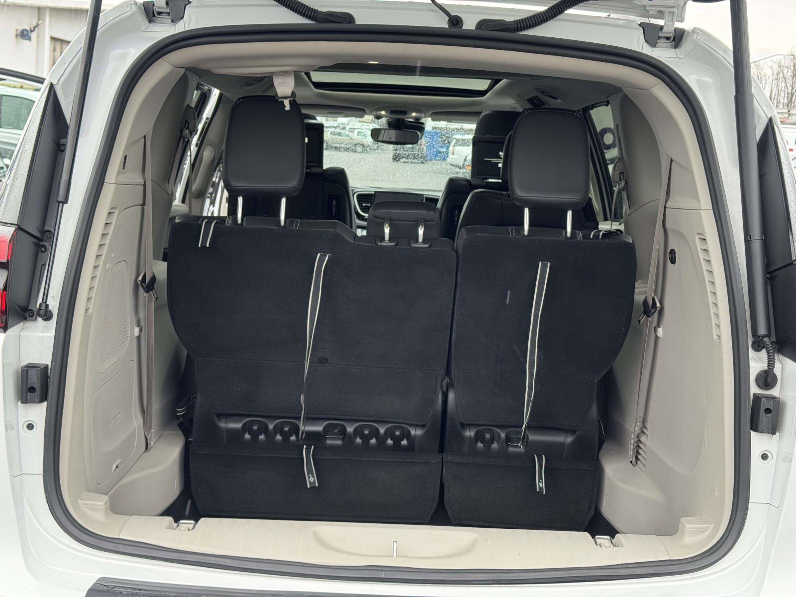 Used 2022 Chrysler Pacifica Touring-L w/ Uconnect Theater Family Group AWD/4WD image 17