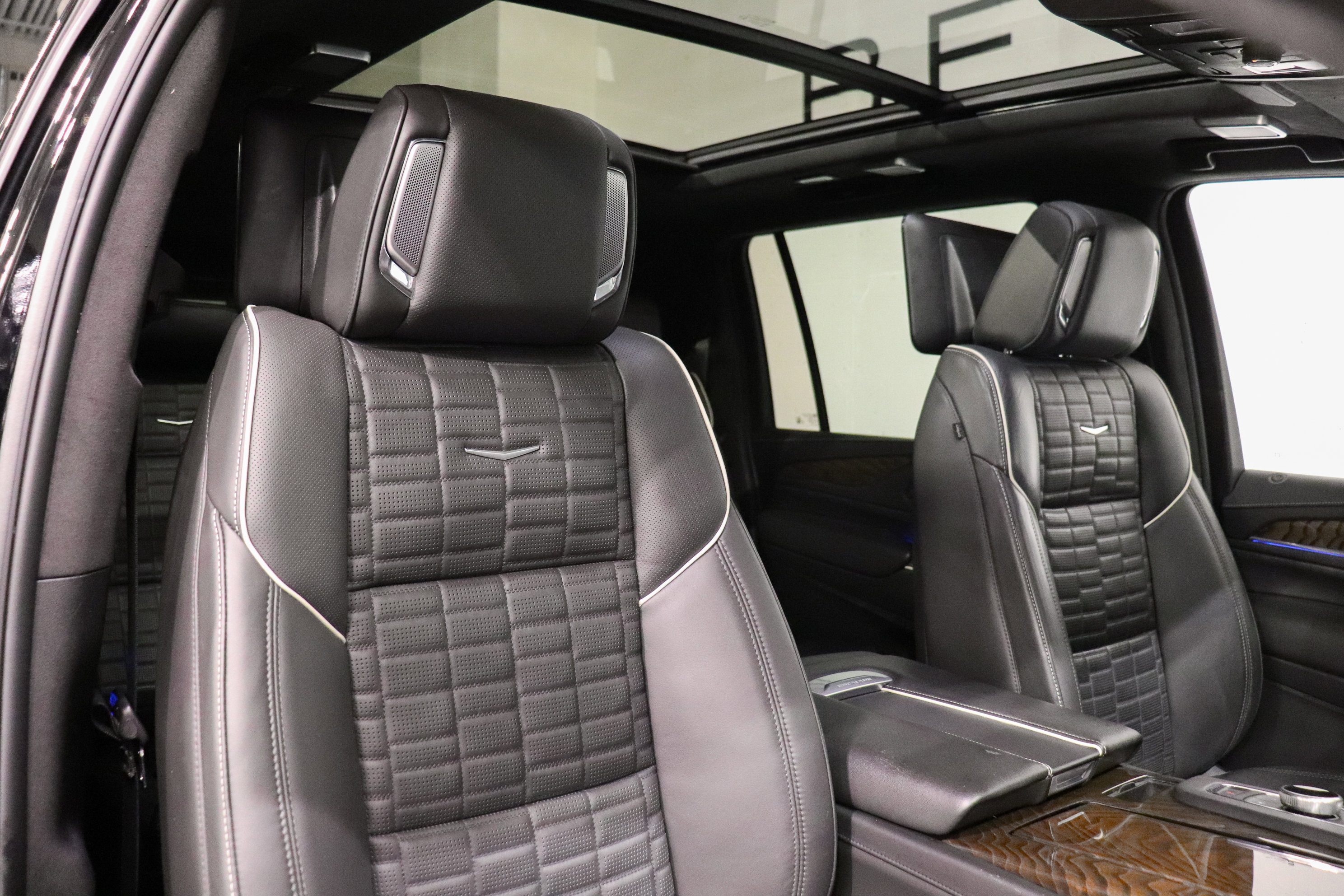 Used 2023 Cadillac Escalade ESV Sport Platinum w/ LPO, ONYX Package image 15