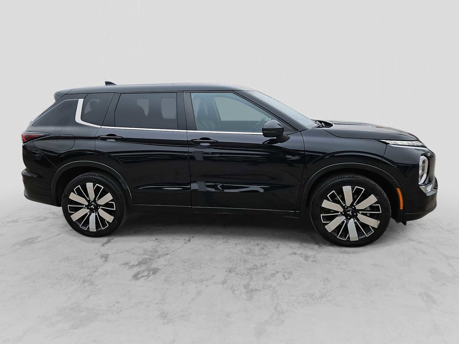 Used 2025 Mitsubishi Outlander SE image 9