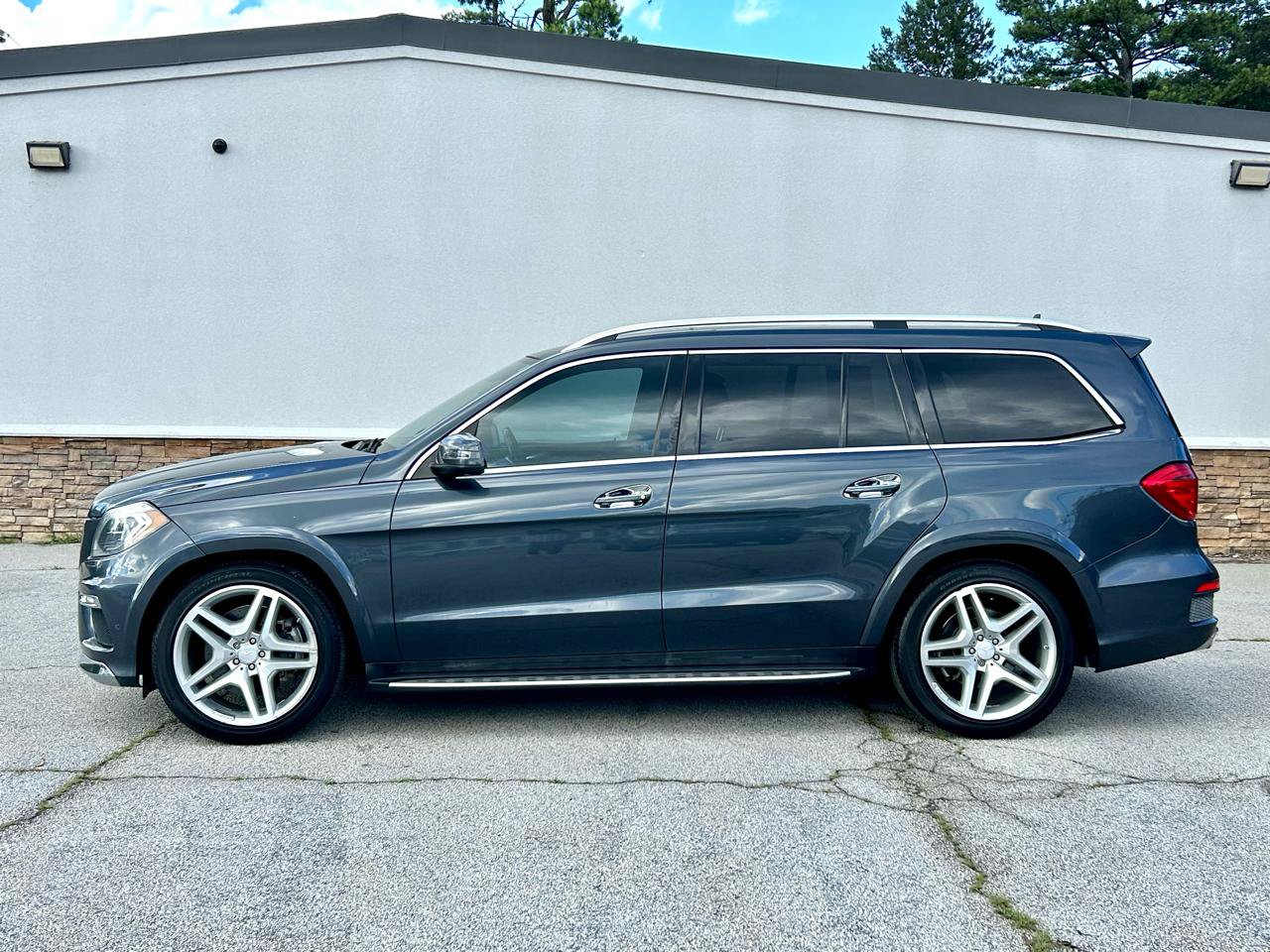 Used 2016 Mercedes-Benz GL 550 4MATIC image 2