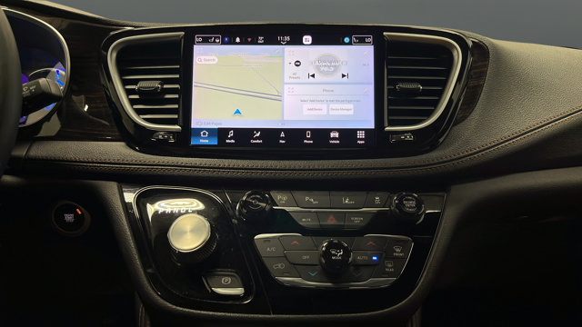 Used 2023 Chrysler Pacifica Pinnacle FWD image 14