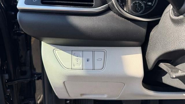 Used 2023 Genesis G70 2.0T image 33