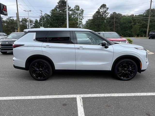 New 2026 Mitsubishi Outlander LE FWD image 2