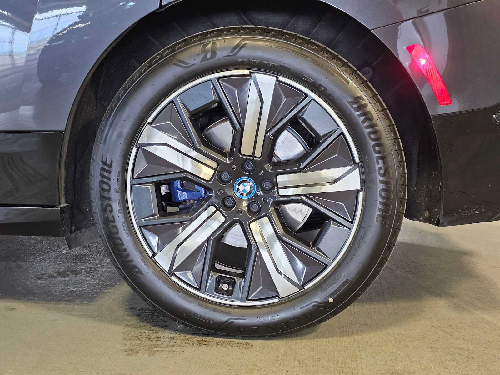 Used 2024 BMW iX xDrive50 w/ Sport Package AWD/4WD image 7