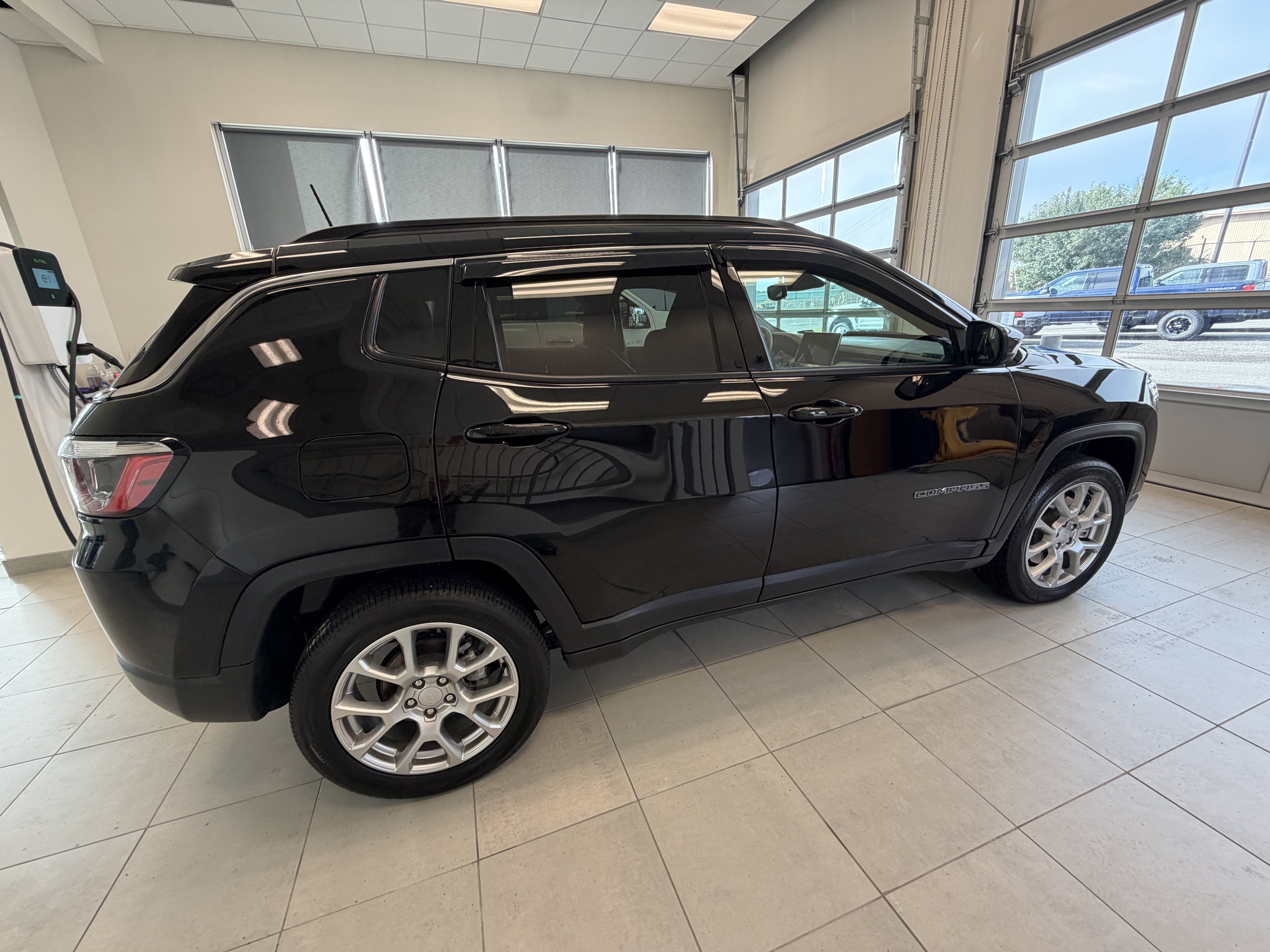 Used 2024 Jeep Compass Latitude AWD/4WD image 2