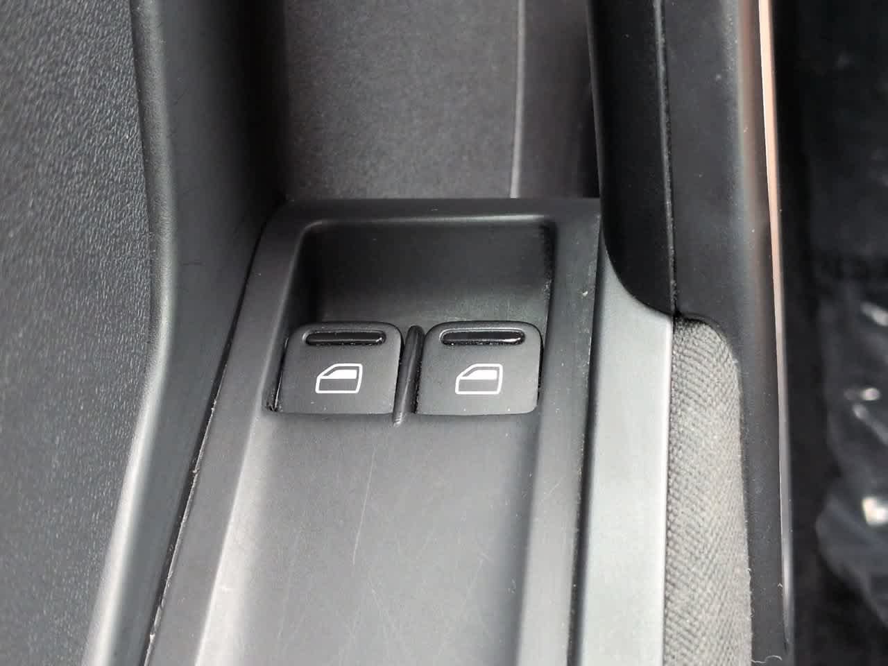 Used 2018 Volkswagen Beetle 2.0T S FWD image 21