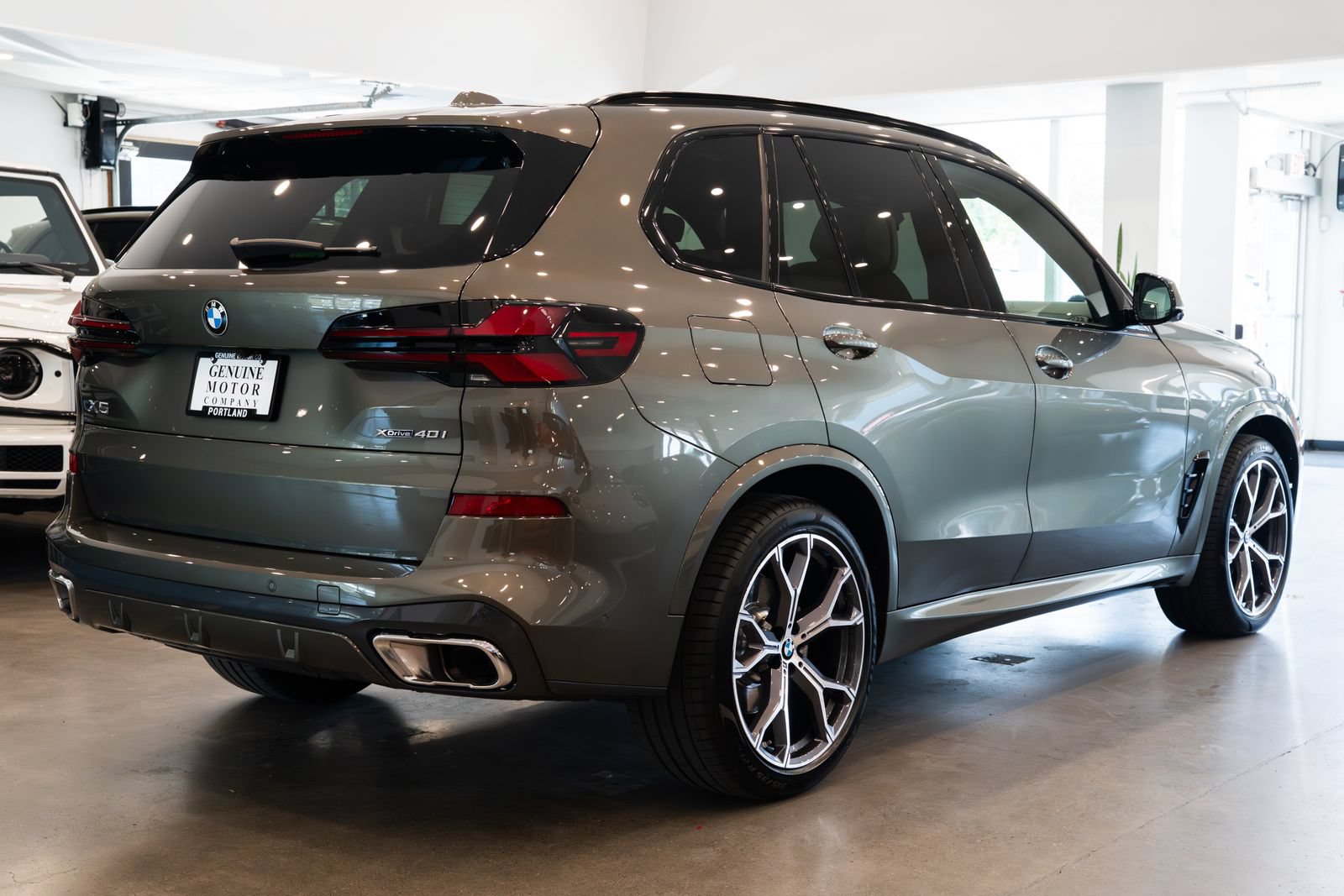 Used 2024 BMW X5 xDrive40i w/ M Sport Package AWD/4WD image 4