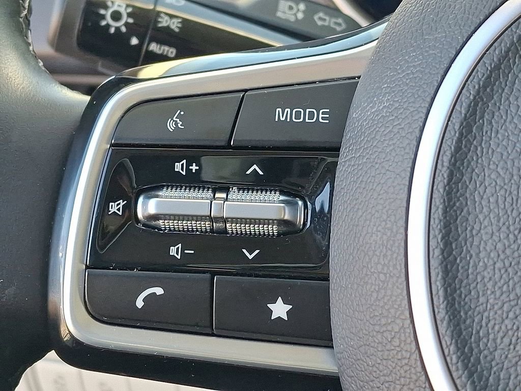 Used 2024 Kia Carnival LX image 21