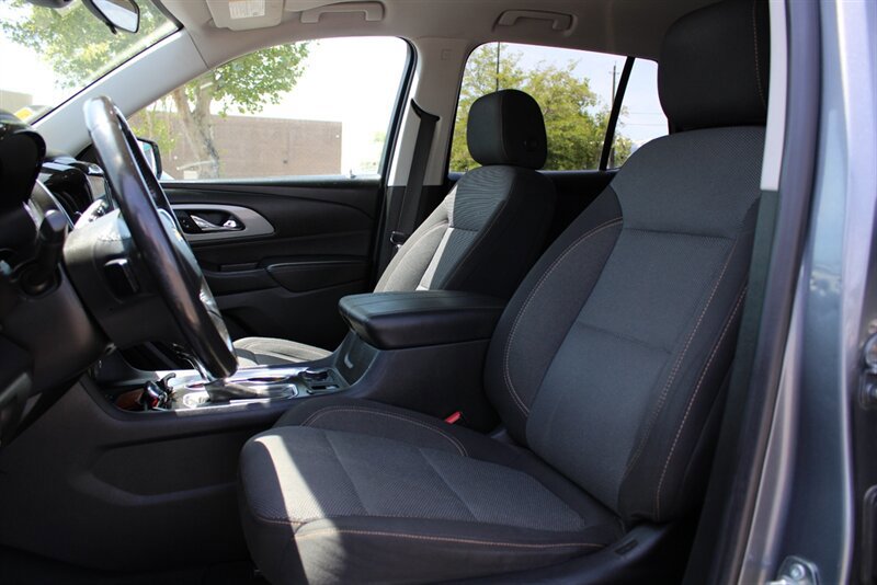Used 2020 Chevrolet Traverse LT w/ Driver Confidence II Package AWD/4WD image 13