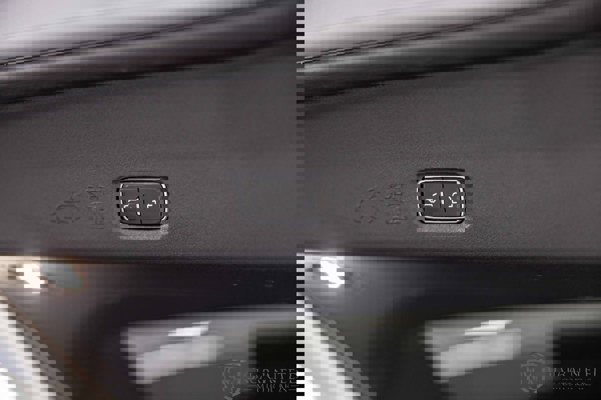 Used 2025 Lincoln Navigator Reserve image 16