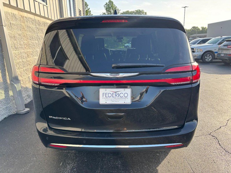 Used 2024 Chrysler Pacifica Touring-L FWD image 4