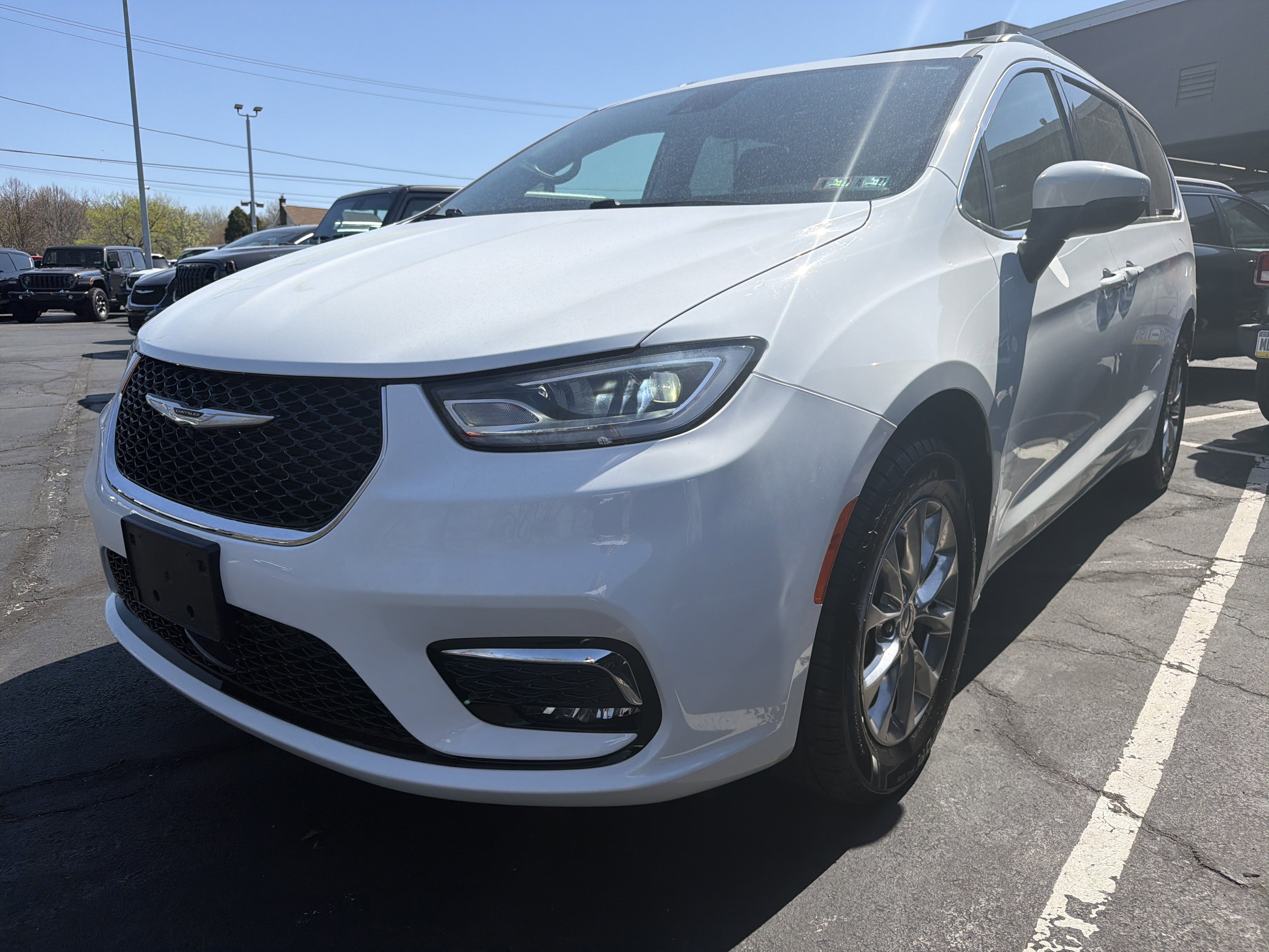 Used 2023 Chrysler Pacifica Touring-L image 3