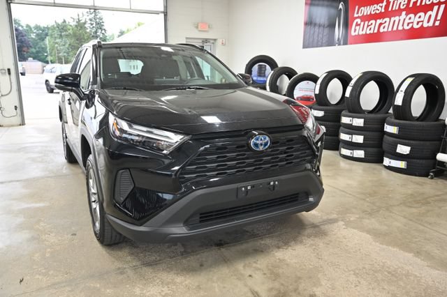 Used 2024 Toyota RAV4 XLE AWD/4WD image 3