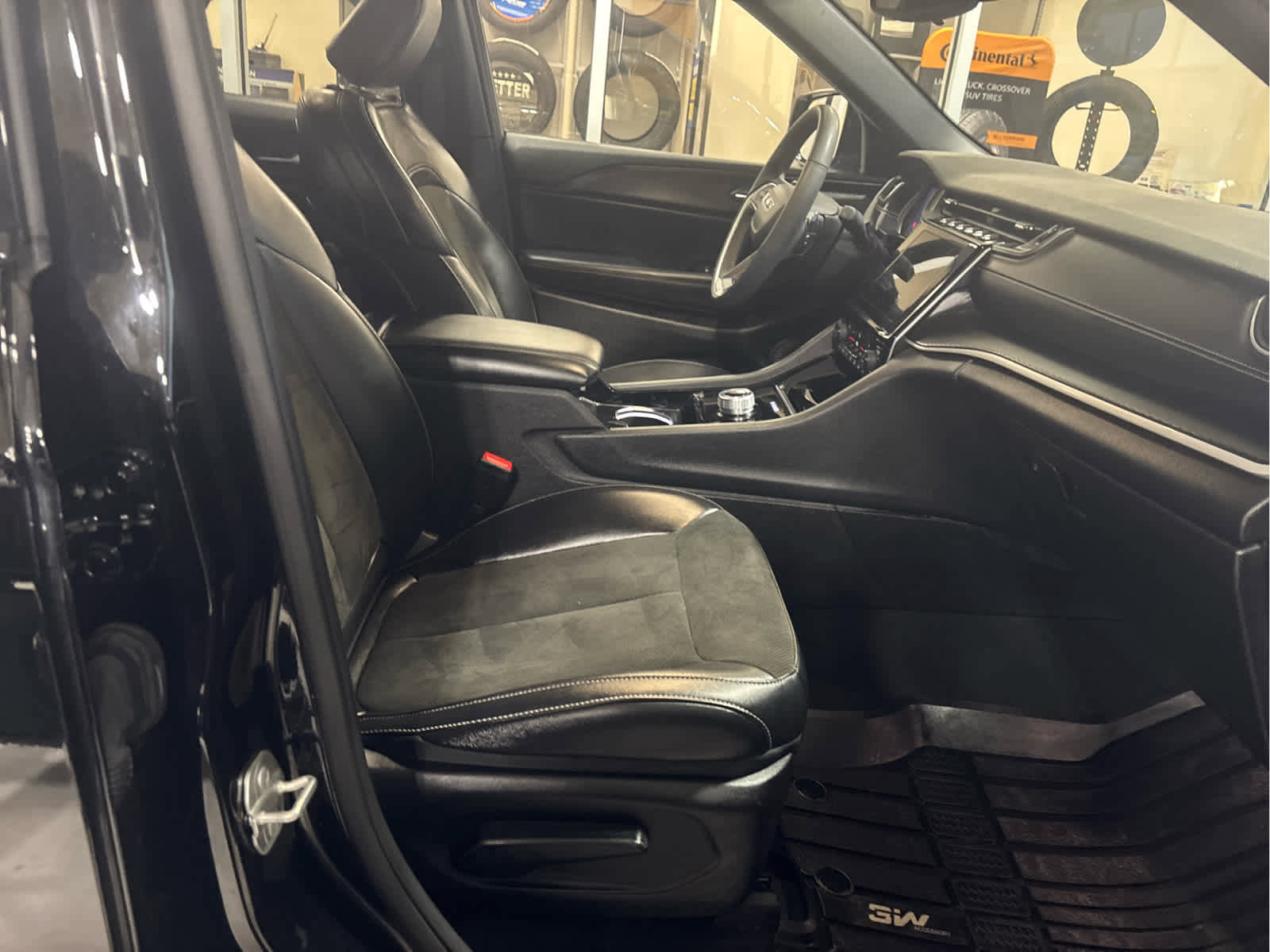 Used 2023 Jeep Grand Cherokee L Laredo image 54