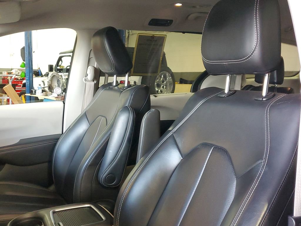 Used 2023 Chrysler Pacifica Touring-L FWD image 16