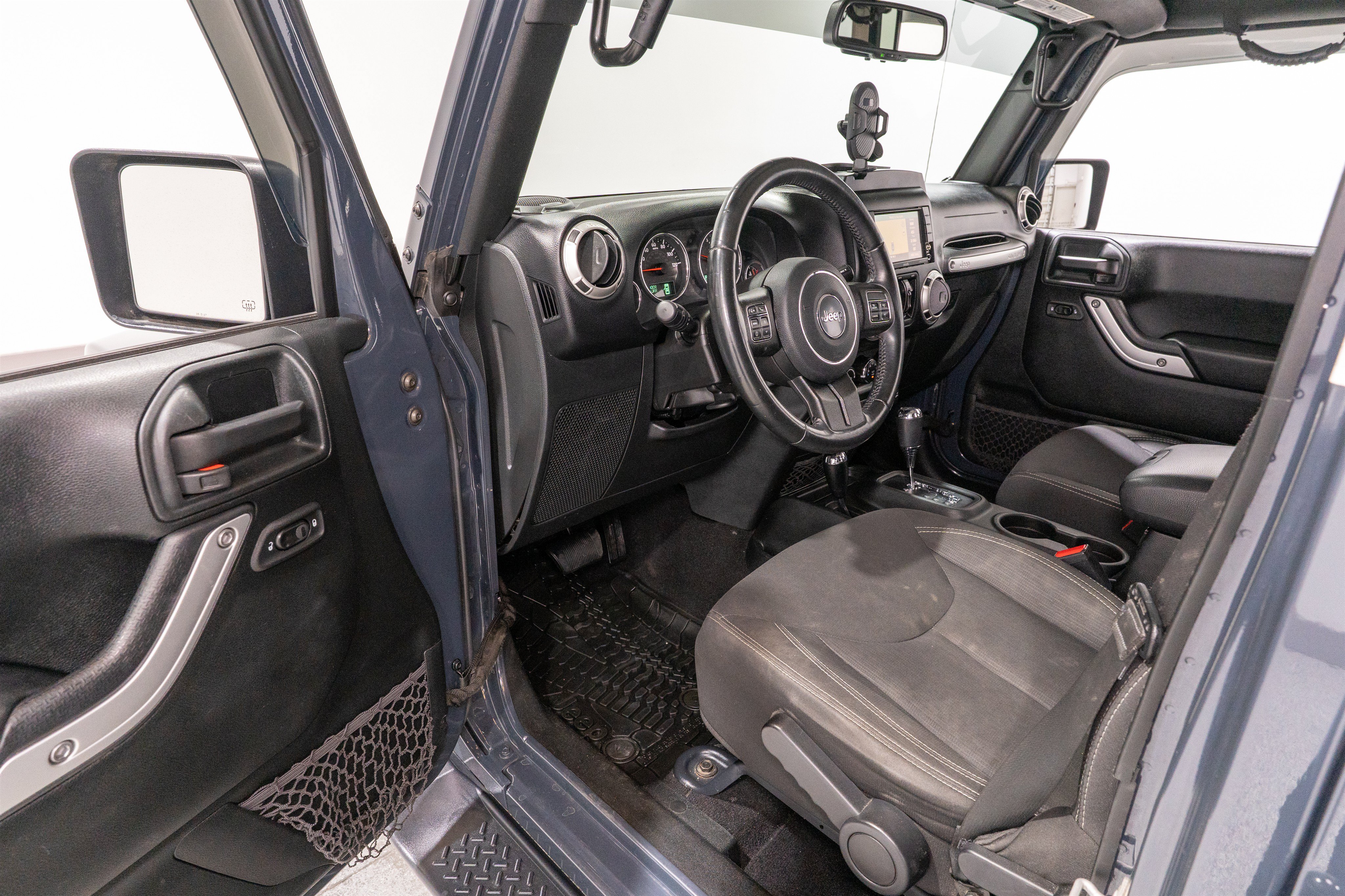 Used 2017 Jeep Wrangler Unlimited Sahara w/ Connectivity Group AWD/4WD image 12