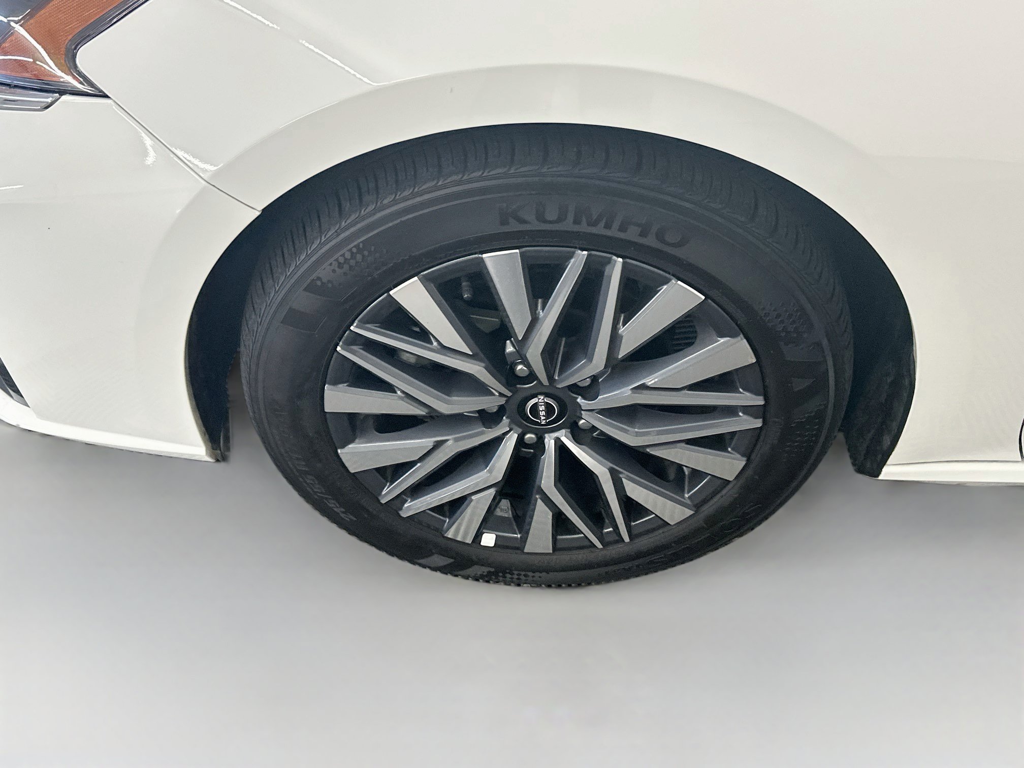 Used 2025 Nissan Altima 2.5 SV FWD image 11