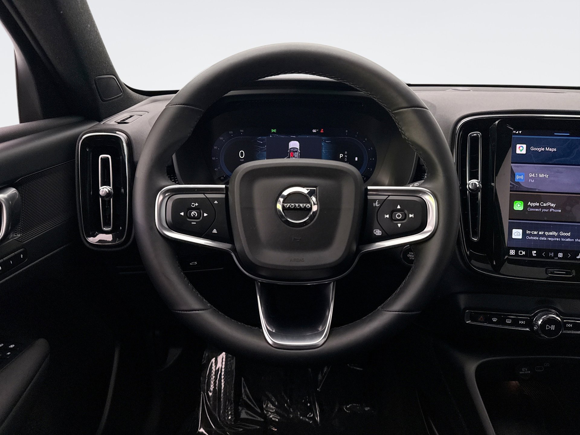 Used 2025 Volvo XC40 B5 Plus image 12