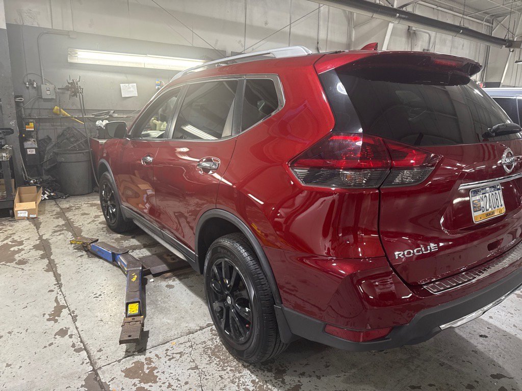Used 2018 Nissan Rogue SV w/ Premium Package image 4