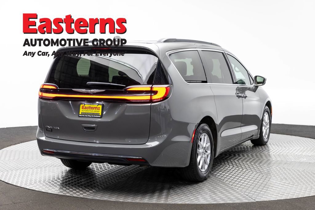 Used 2022 Chrysler Pacifica Touring-L image 5