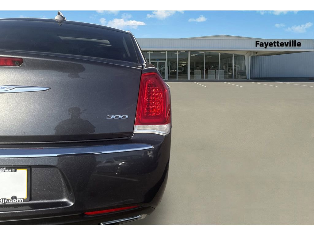 Used 2018 Chrysler 300 Touring L image 10