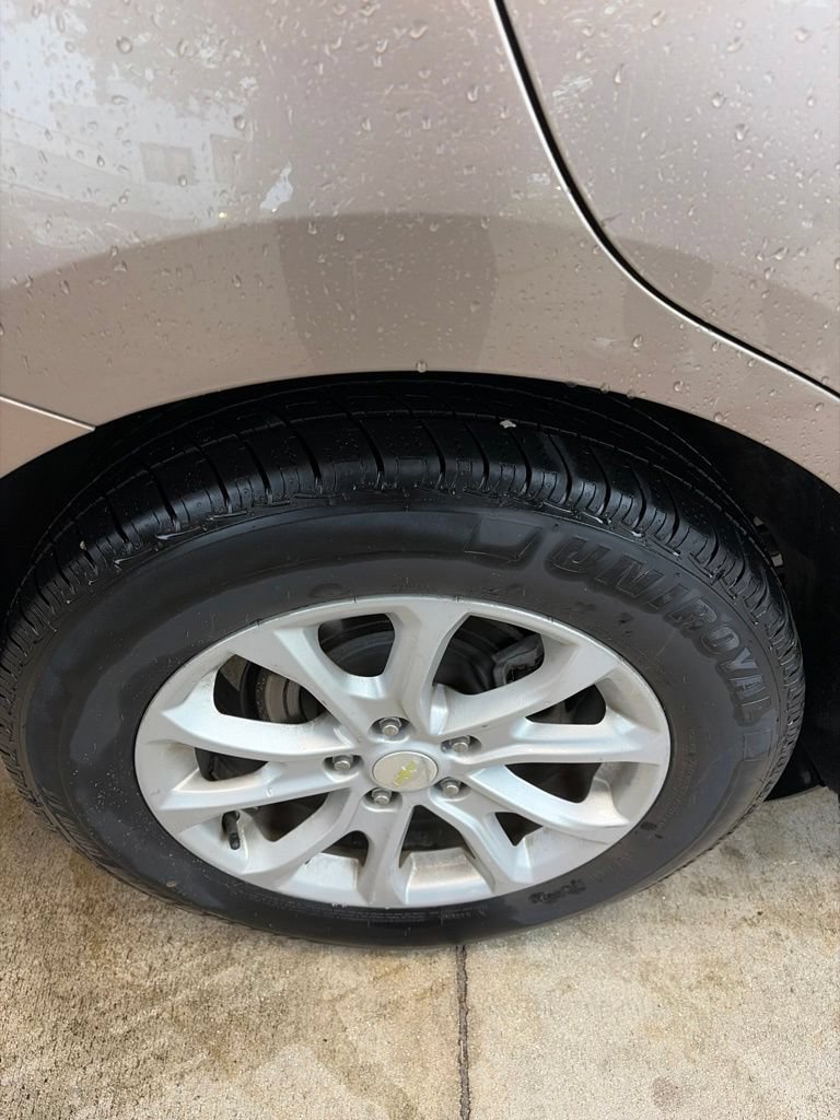 Used 2018 Chevrolet Equinox LT w/ Sun & Infotainment Package FWD image 9